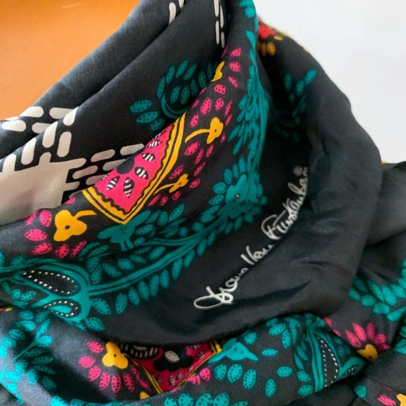Diane Von Furstenberg Accessories - Diane von furstenberg 100% silk scarf